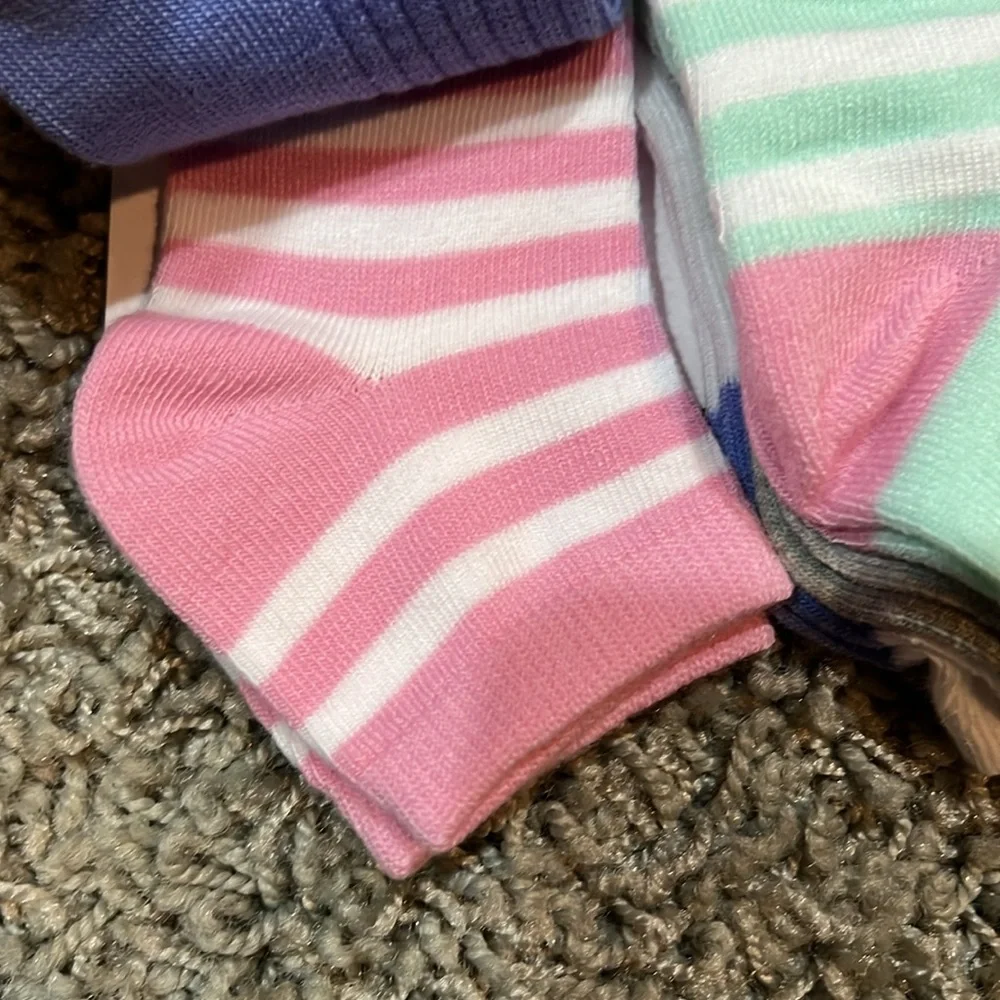 NEW - 6 Pack Girls Ankle Socks Small (shoe 6-12)